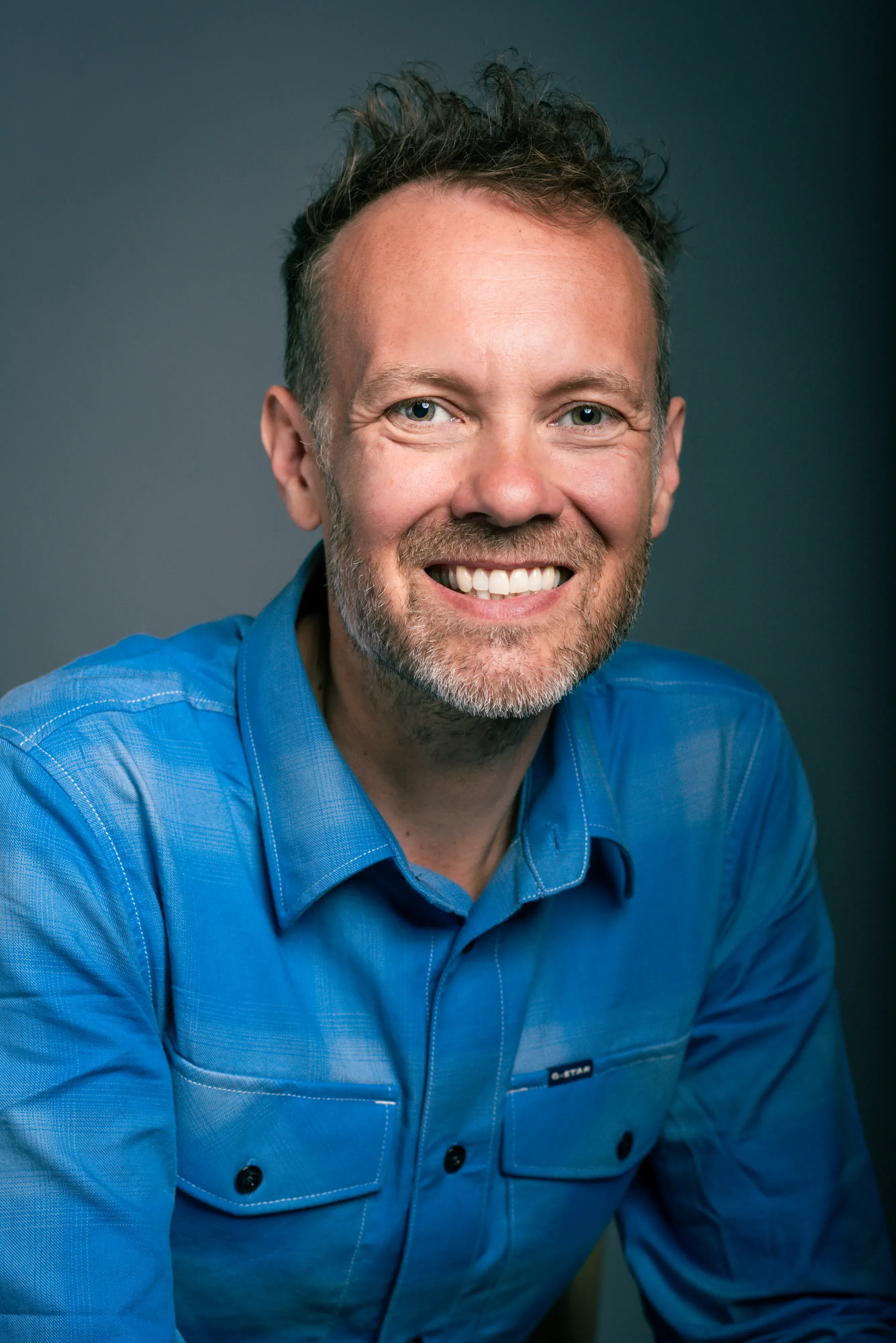John Veerkamp, webdesigner en eigenaar van MediaBlend, lacht naar de camera
